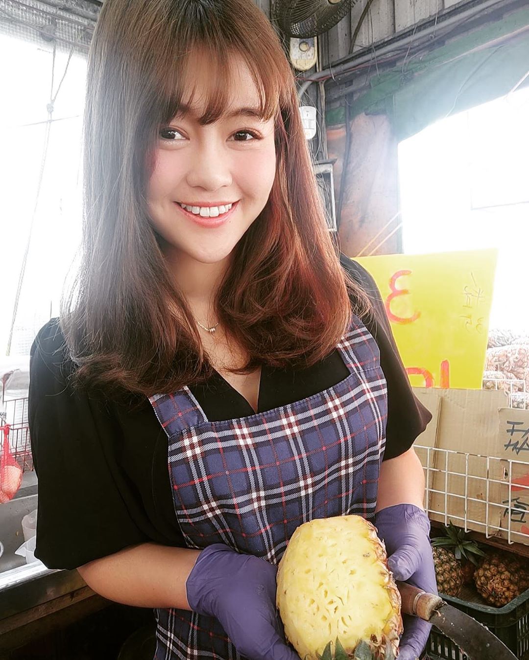 A beautiful girl selling pineapples who has been causing a stir in the online community recently