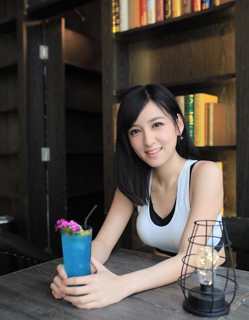 Images prompting fans to invite her to try cosplaying Tifa