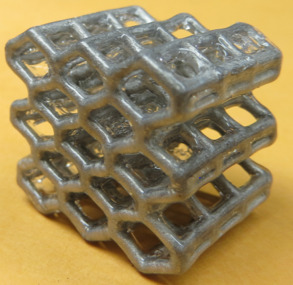 In the research report published in the May issue of Additive Manufacturing, Dr. Zhang, along with Fanghang Deng and Nguyễn Quang Khả, showcased images of their world's first liquid metal network prototypes.