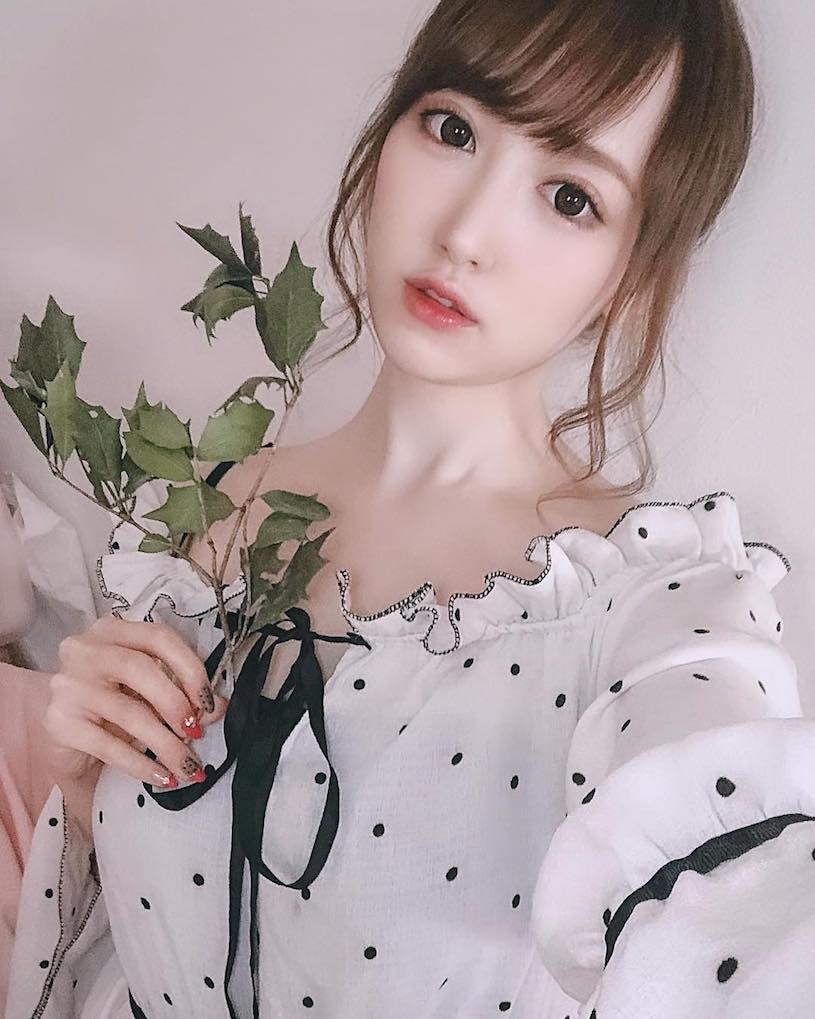 With an extremely beautiful face and a sexy figure