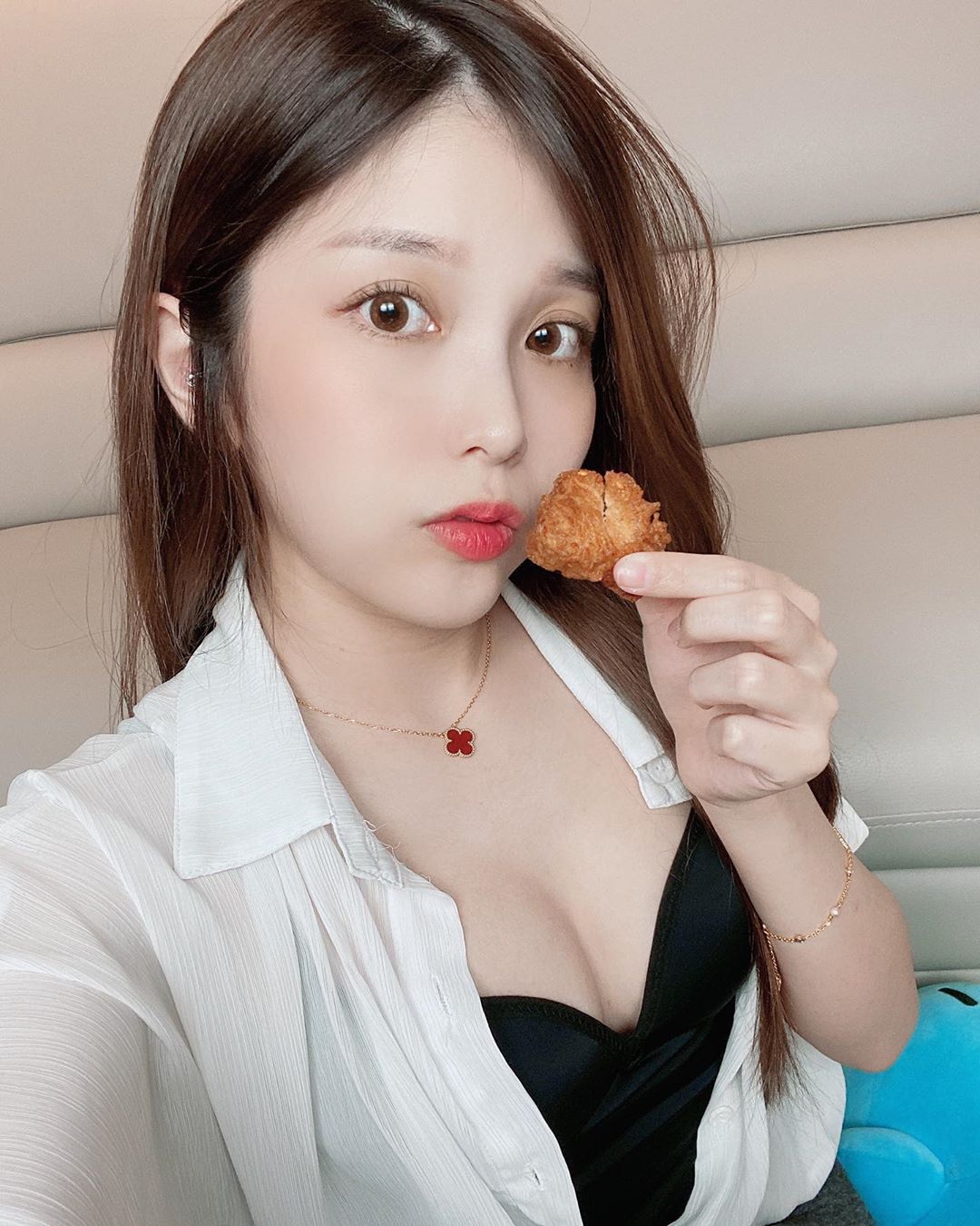 Yuxi - the beautiful YouTuber, but with a rather modest bust size