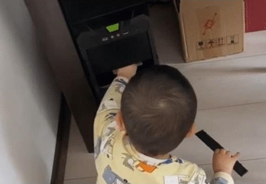 Imitating dad, the curious son also dismantles the computer drive