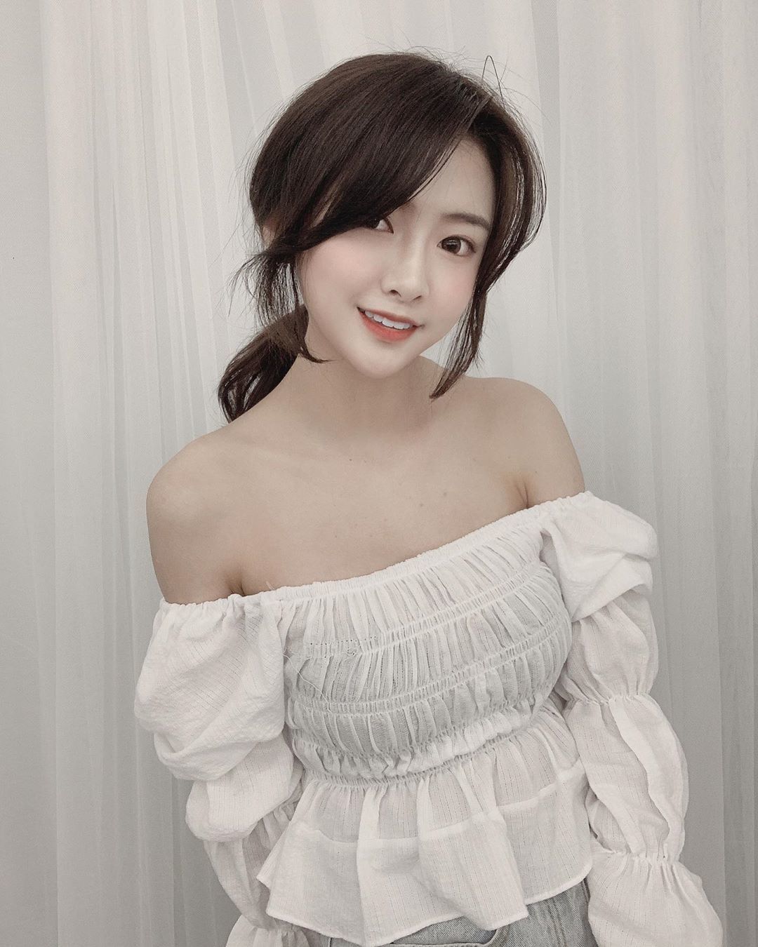 The girl's real-life beauty is no different from that of hot girls
