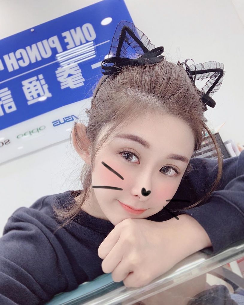 Selfie check-in while working is also extremely beautiful