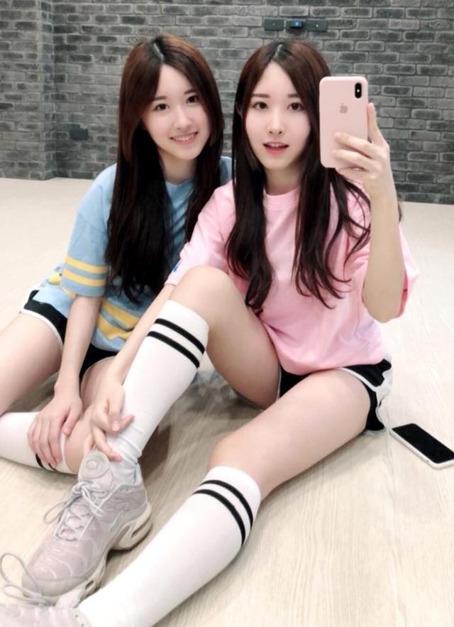 Not only beautiful, the two girls also possess very skilled dancing abilities