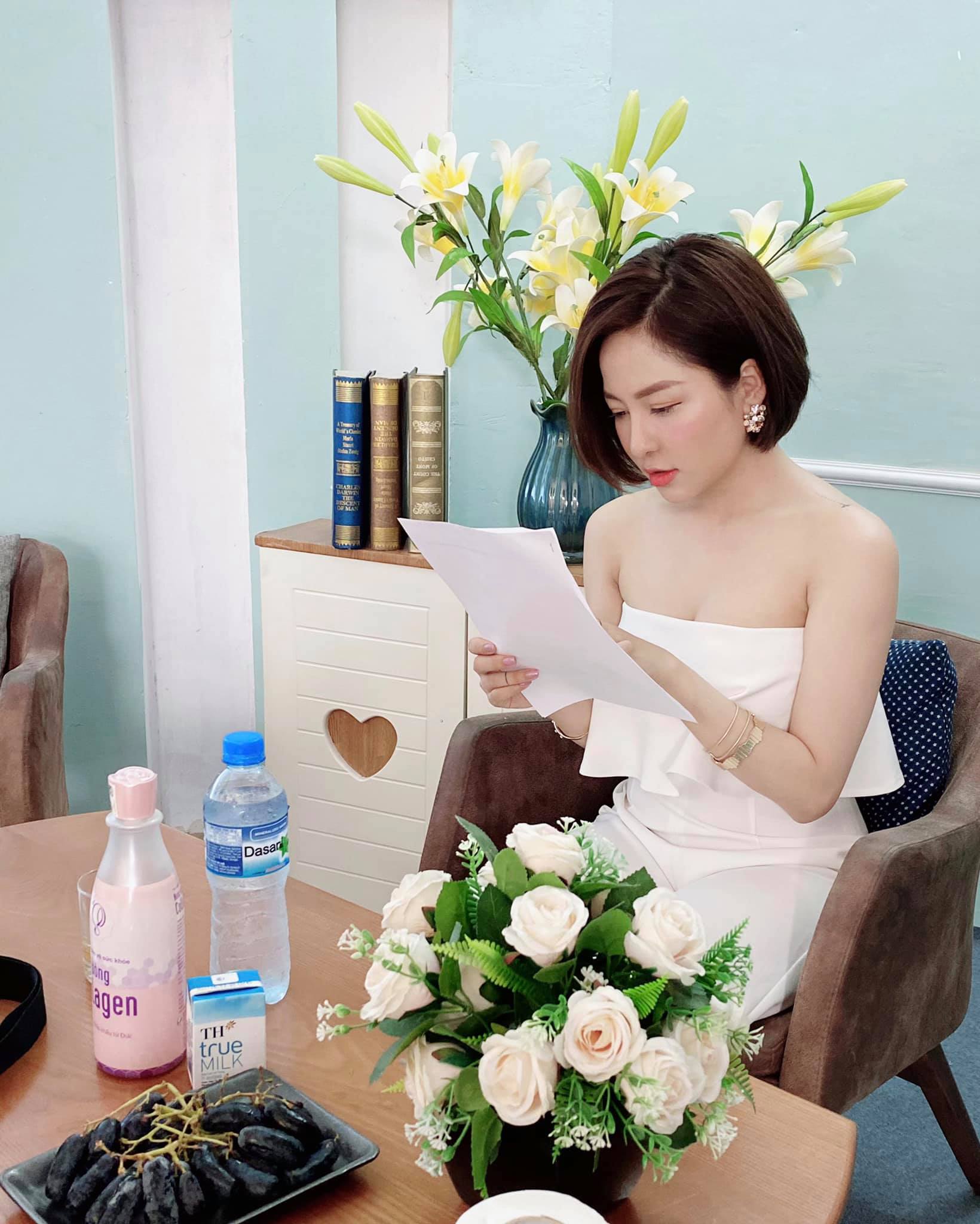 What surprised everyone is that previously, she seemed only busy with work and did not mention anything about love