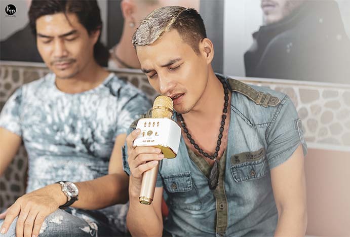 He still showcases his talent even while getting a haircut
