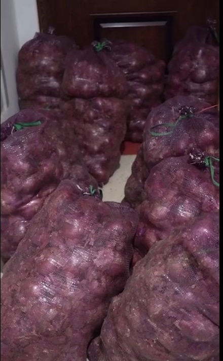 The pile of onions filled the doorway of the ex-boyfriend's house