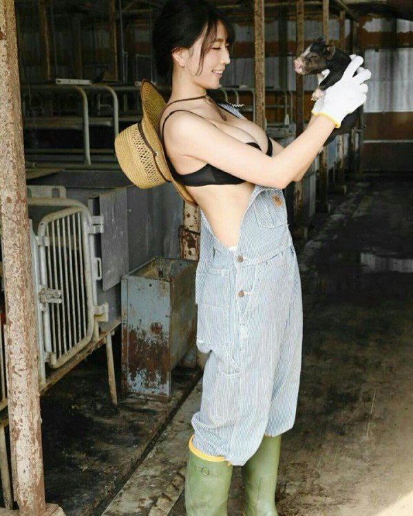 Her pose while taking care of the pigs quickly gained attention