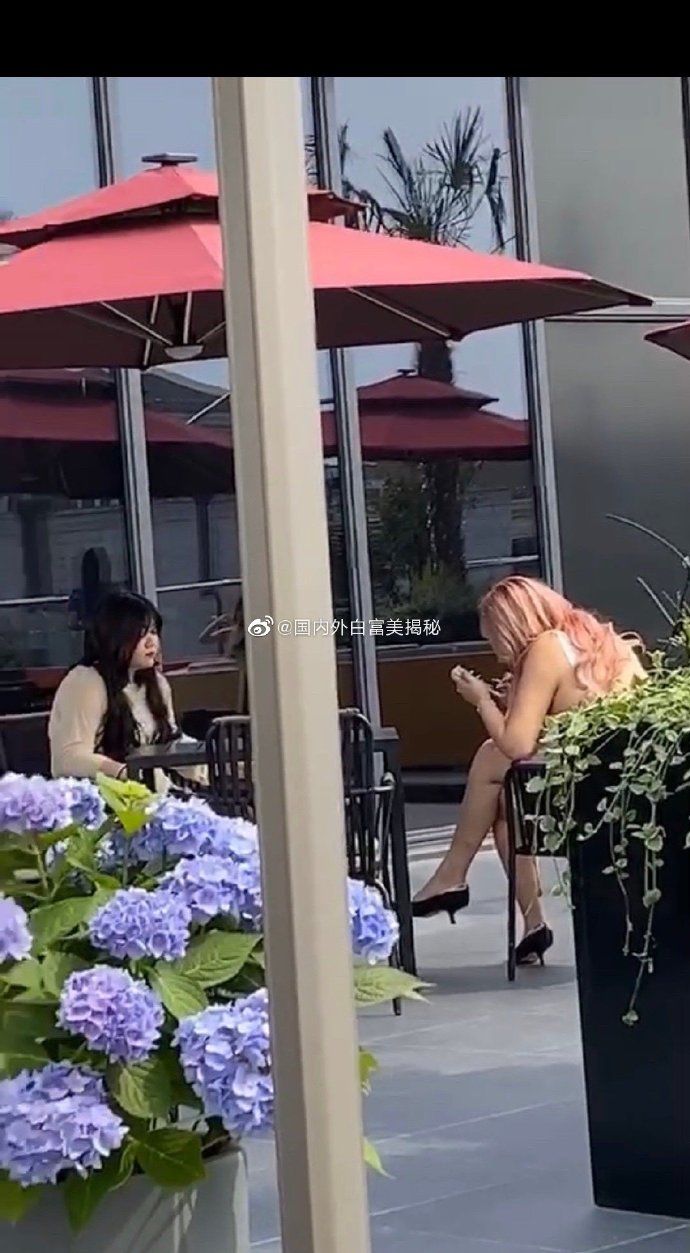 The photo of her sitting and having coffee with a friend has caused a stir