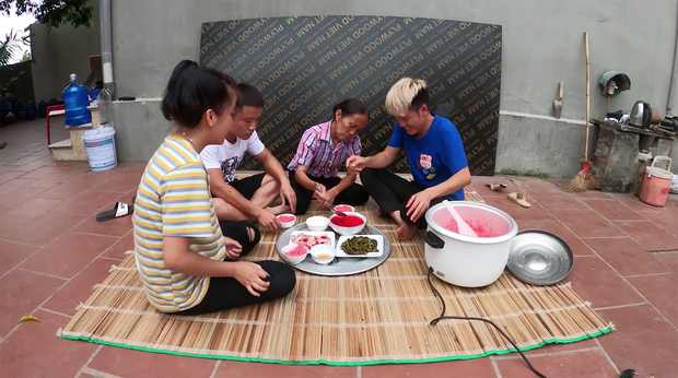The usual ending, Hưng Vlog is chased by his mother and runs away