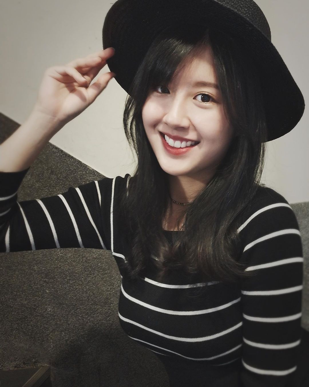 Xiaoyan is one of the beauties with a flawless face