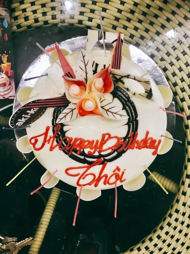 Just to clarify, the owner of the cake is not named Thôi! (Photo: Thu Thu)