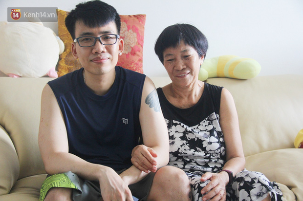 Mrs. Bui Thi Minh (70 years old) after days of stopping treatment due to lack of funds, her lungs are now severely damaged, and her health is declining.