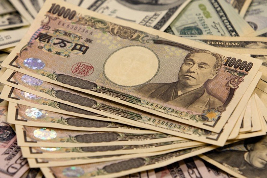 Each Japanese person receives 100,000 yen support from the government