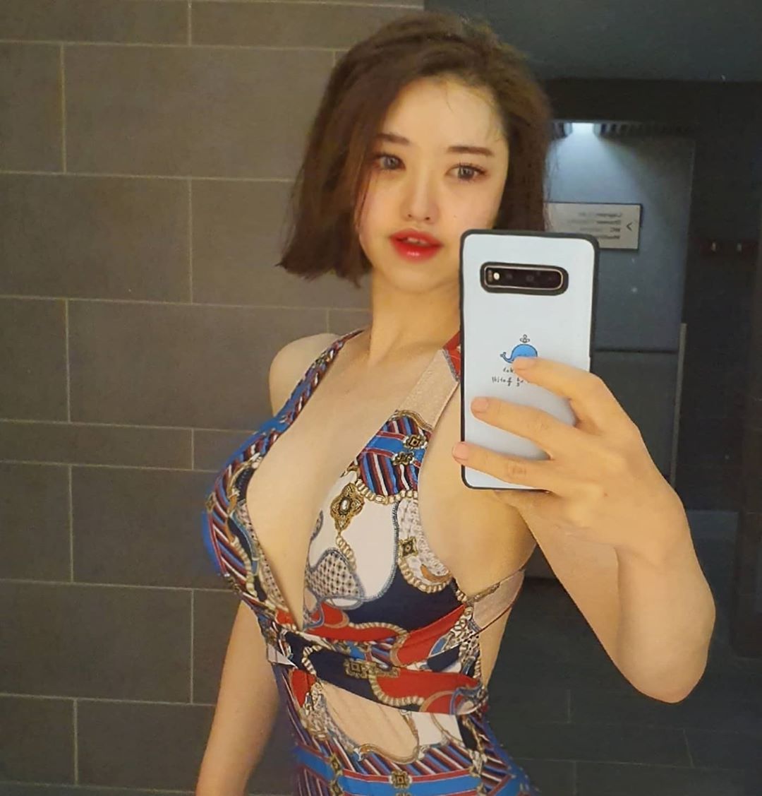 The sexy hot girl showcases her fiery S-shaped body