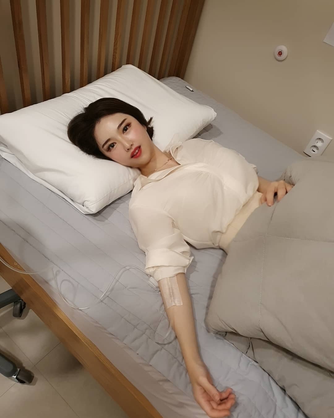 She even maintains her charm while playing a patient