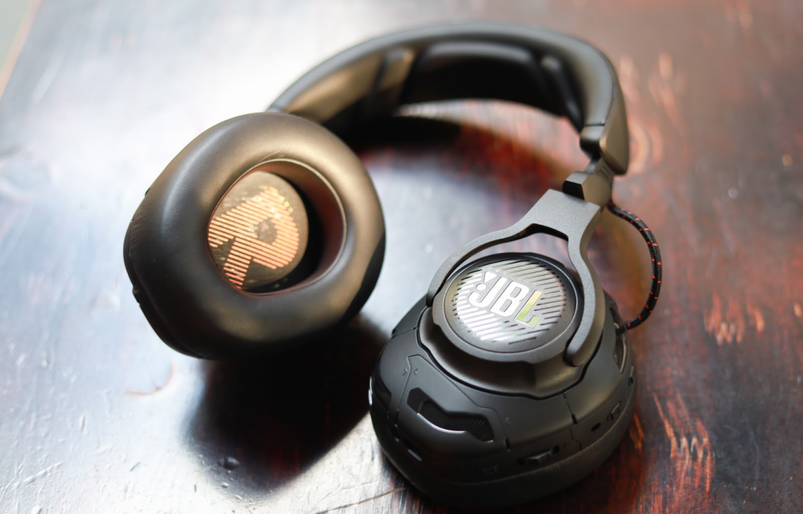 The ear cups are highly flexible to fit the size of any gamer's head.