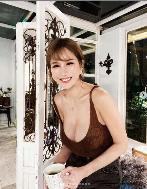 Yui Xin wears a low-cut top to show off her large bust while hanging out with friends.