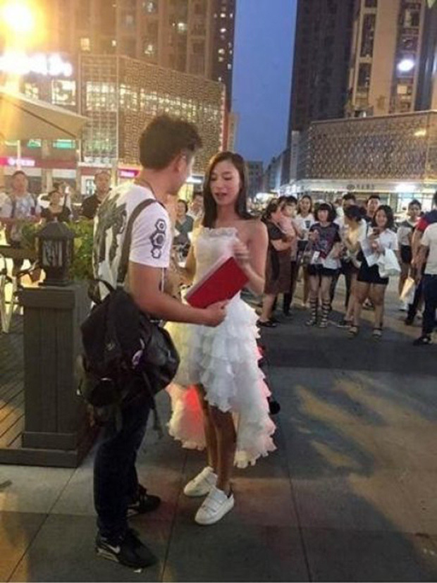 Netizens were astonished by the gift the girl prepared for her boyfriend, which included a title deed and a motorcycle.