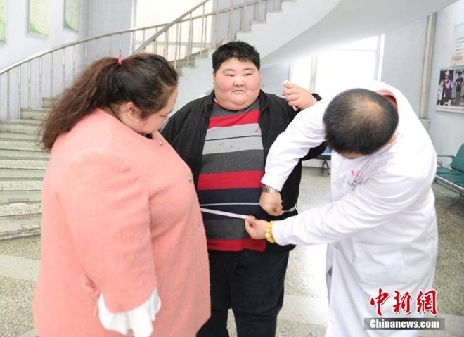 According to doctors' measurements: Zhang Yang is 1.6m tall with a waist circumference of 170cm, while Lin Yue is 1.63m tall with a waist circumference of 160cm.