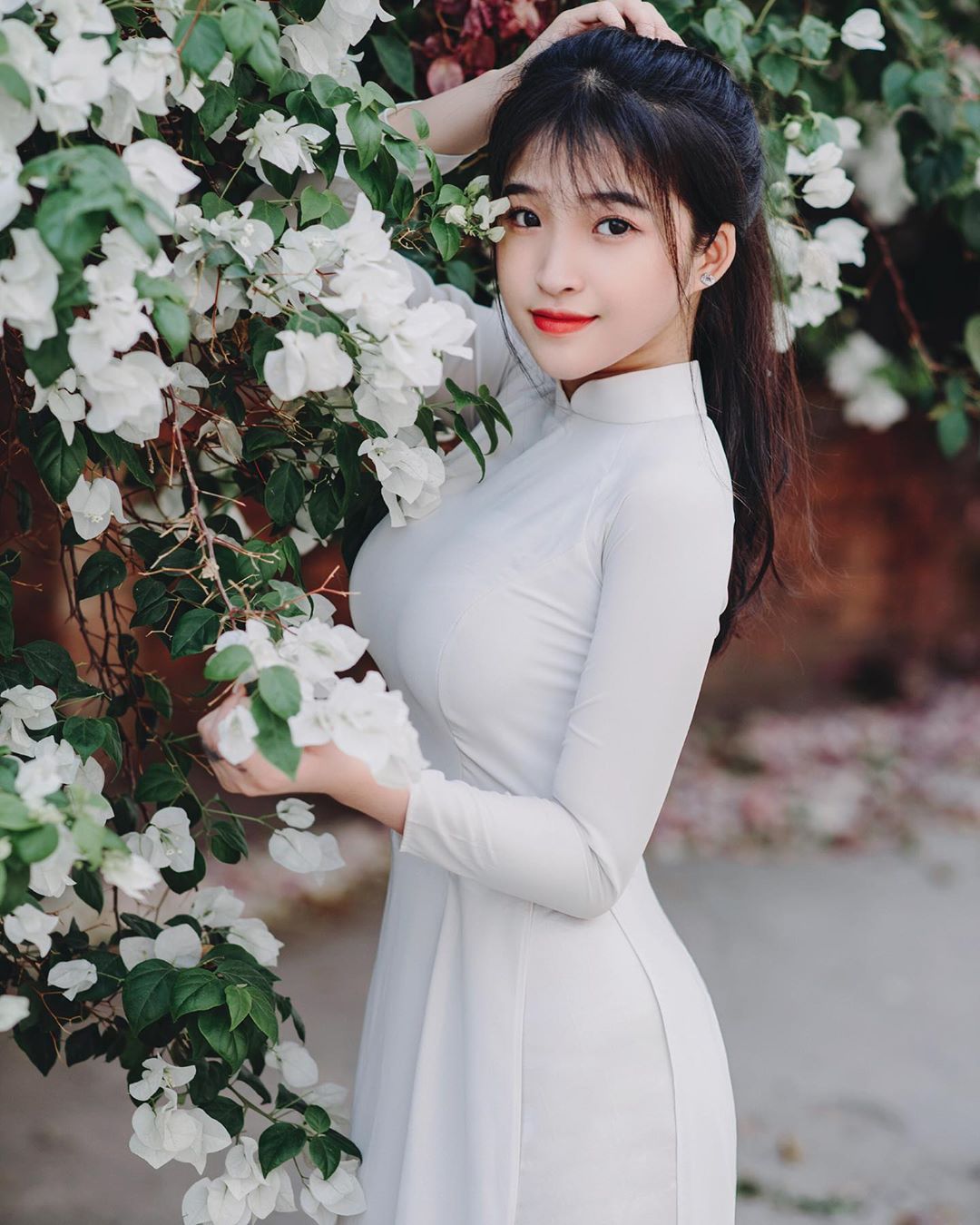 She possesses a charming face, leaving a lasting impression on the online community through photos of her wearing the traditional ao dai.