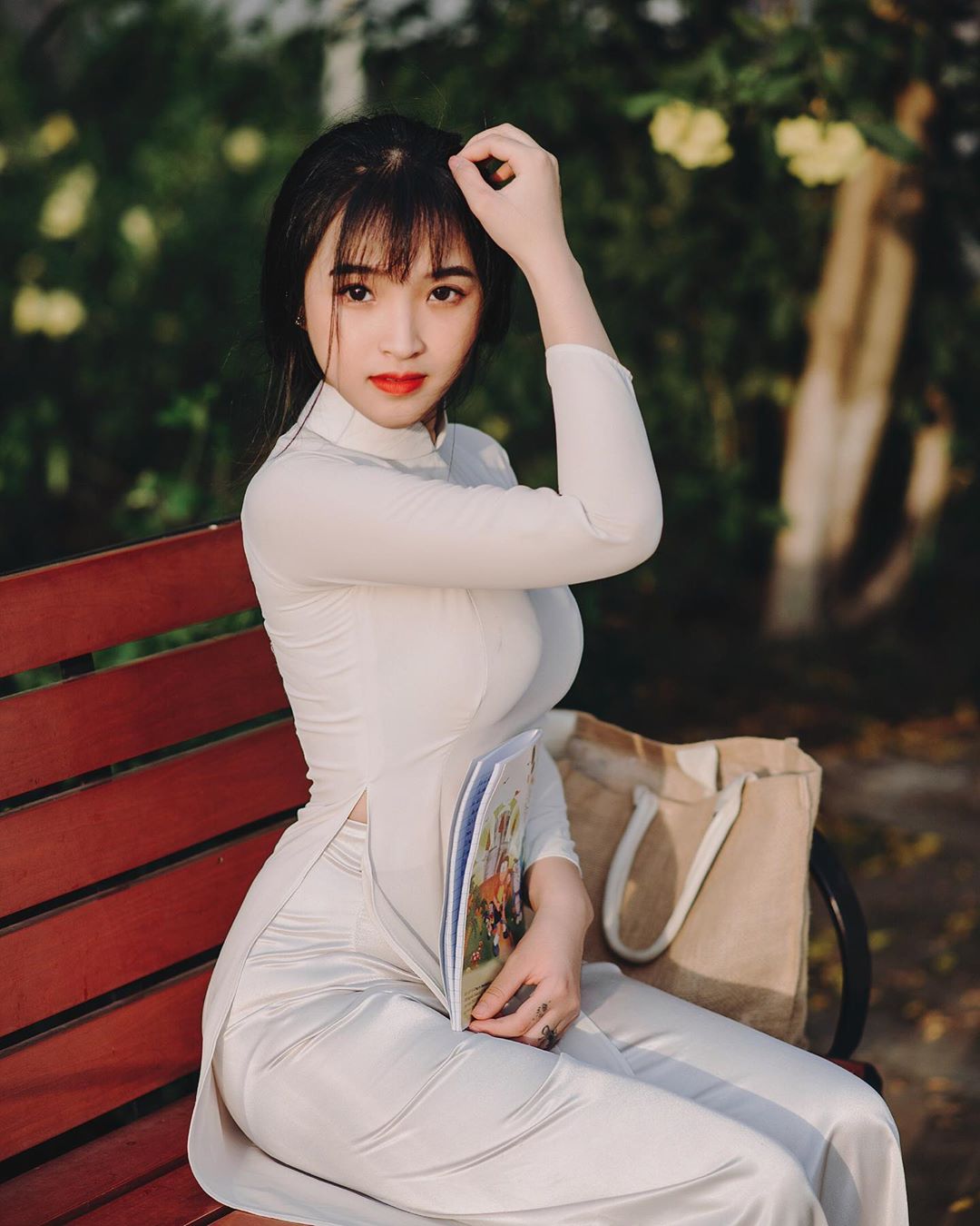 The traditional ao dai fluttering on the schoolyard creates beautiful memories for each generation of students and has created moments that leave many boys in awe.