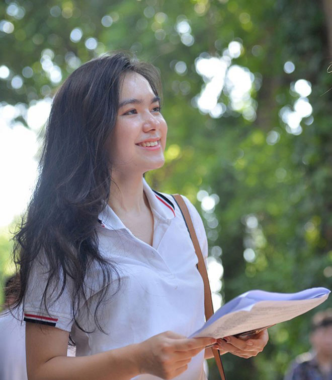 The phrase 'The hottest student of the 2019 National High School Exam' is what netizens say about Ho Thien Trang after the moment she smiled brightly after finishing her English exam.
