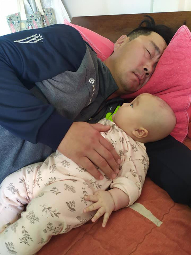 The dad assigned by his wife to watch their 3-month-old daughter and put her to sleep ended up sleeping before her.