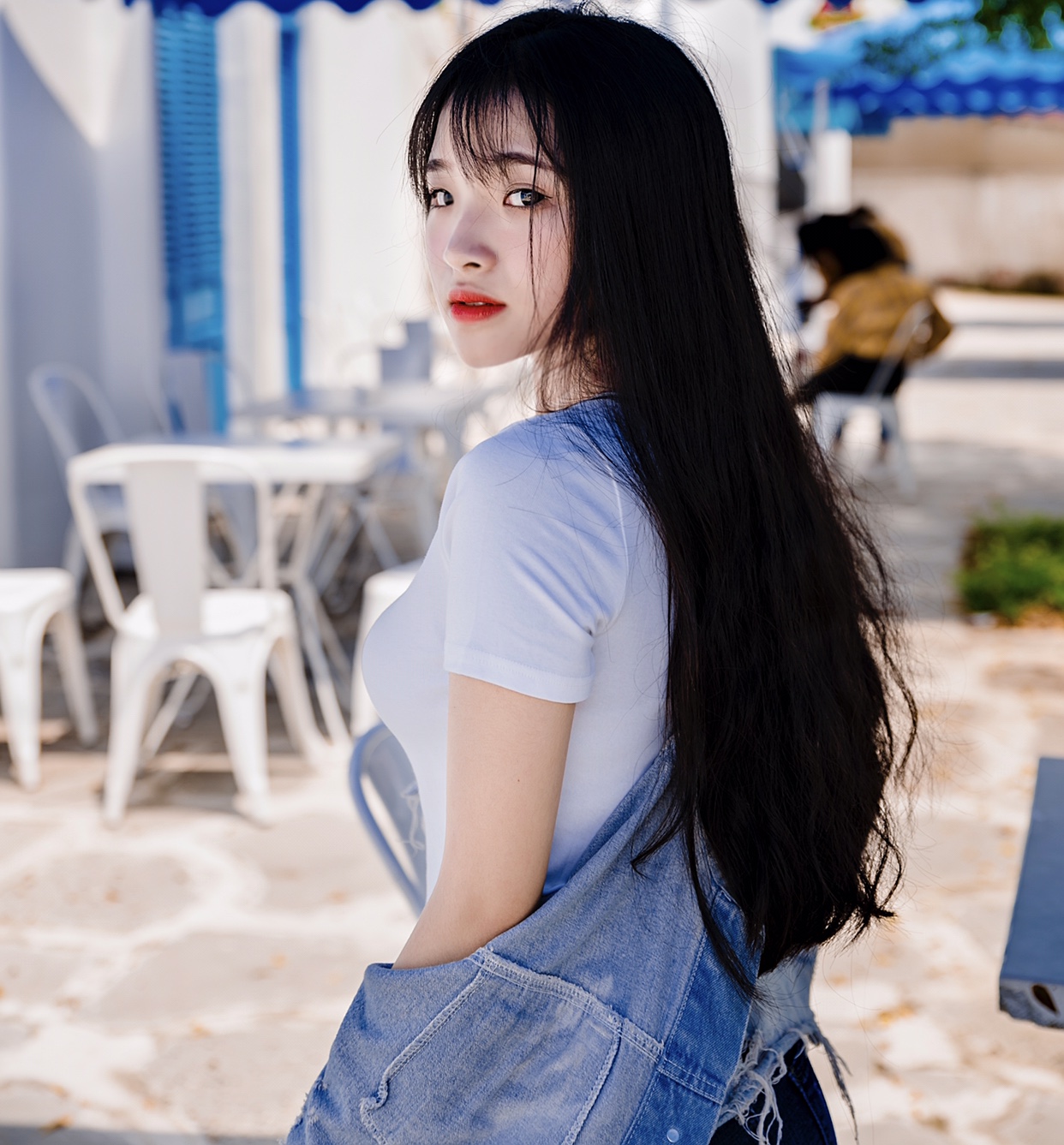 Whether in ao dai or simple outfits, her body beauty remains outstanding thanks to her ideal measurements of 94-62-98cm.