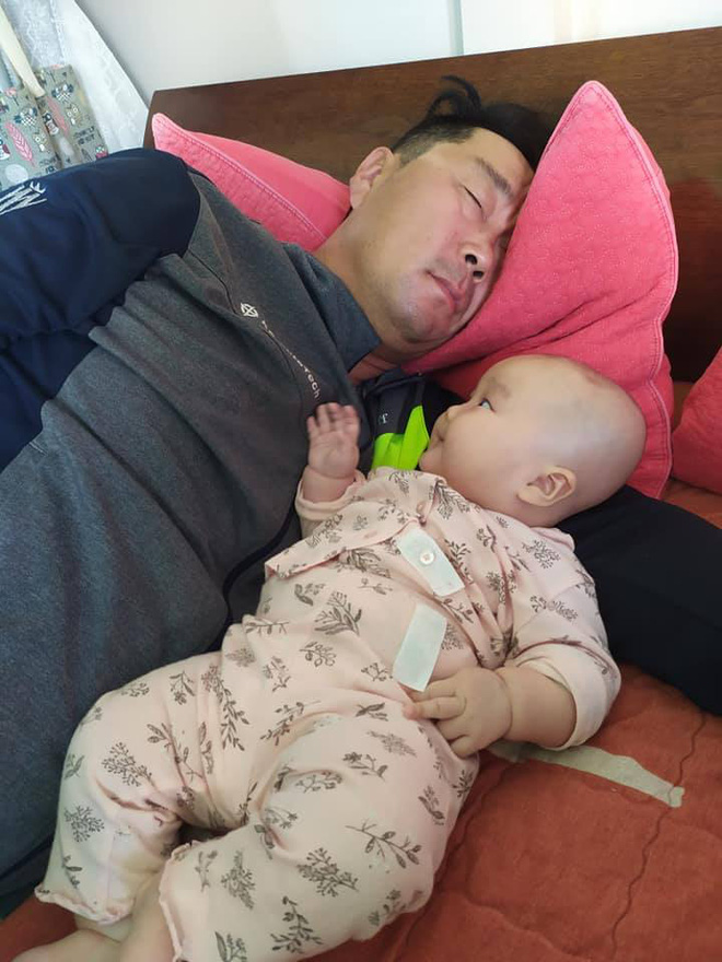 The 3-month-old girl is very alert and becomes... her dad's babysitter.