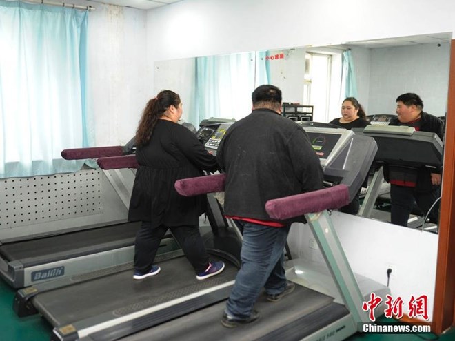 In addition to medication and undergoing gastric surgery, both maintained regular exercise to burn excess calories each day.