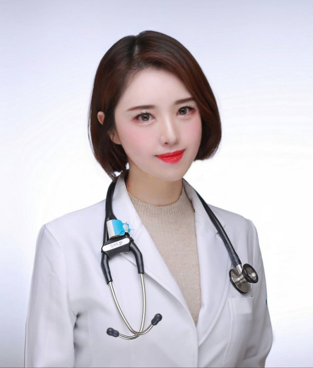 The beauty of the doctor is currently attracting the attention of the online community