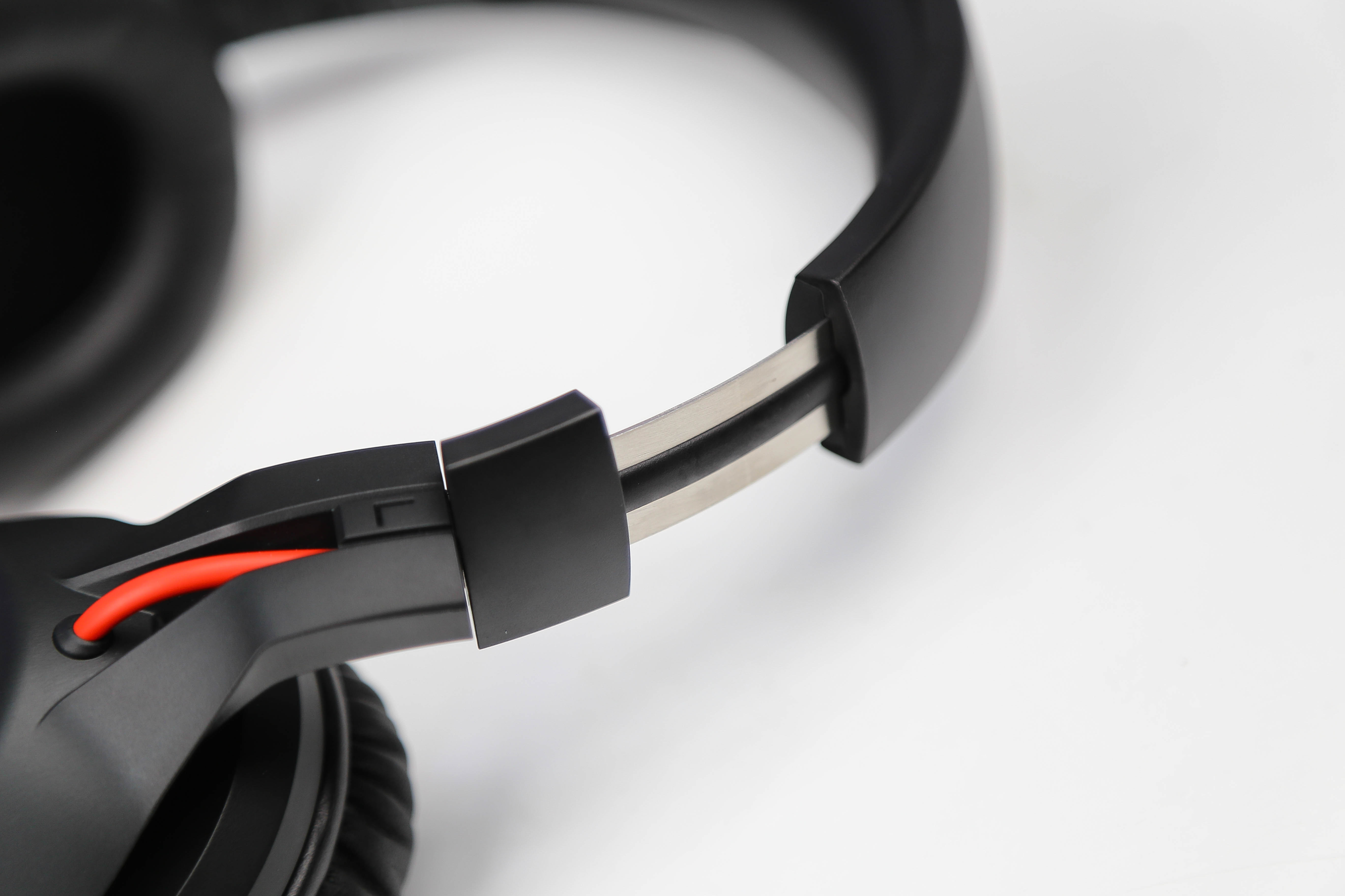 Along with a detachable mic, making it easy for users to carry the headset with them.