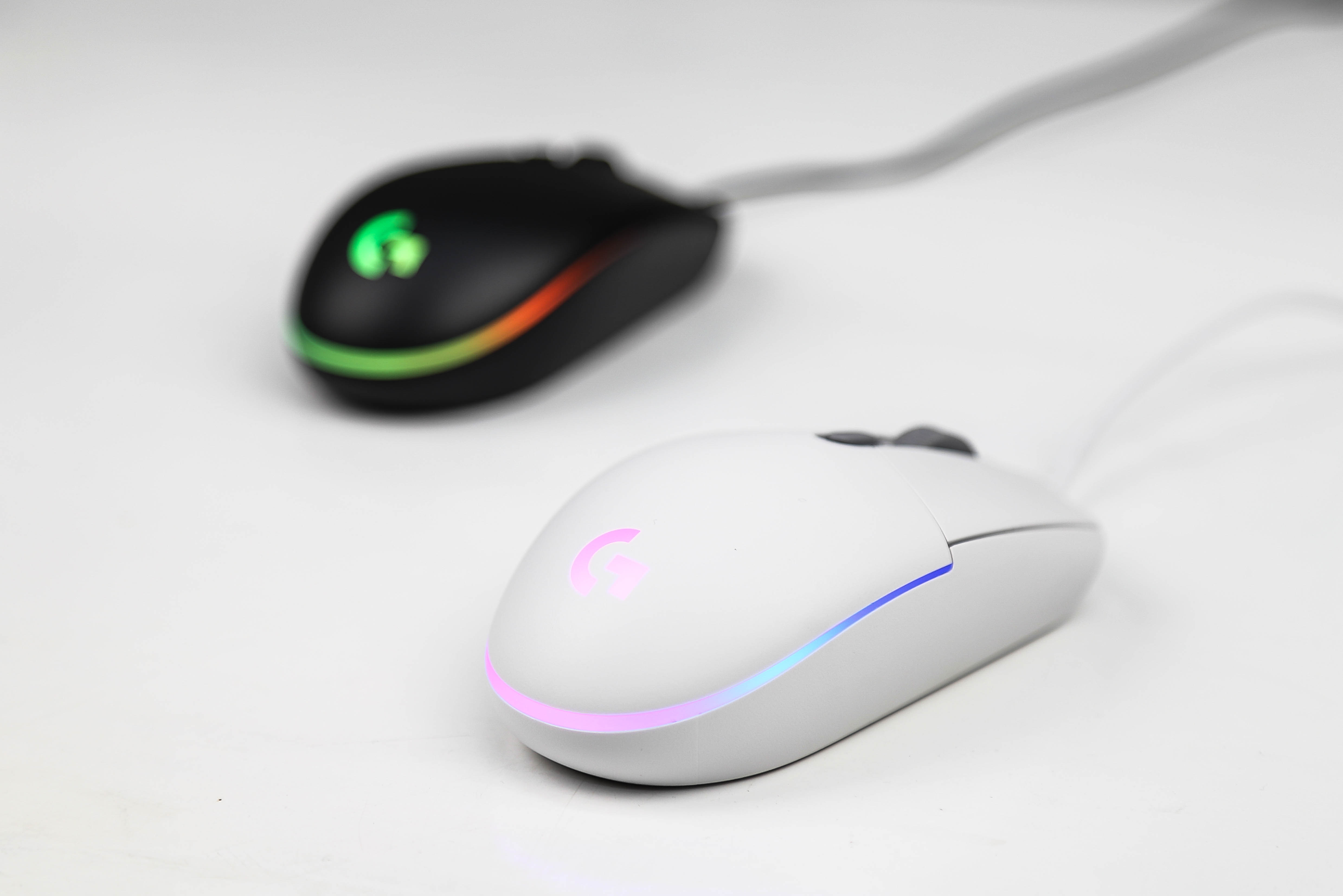 Logitech G102 LightSync has black and white versions, beautifully synchronized RGB LED colors