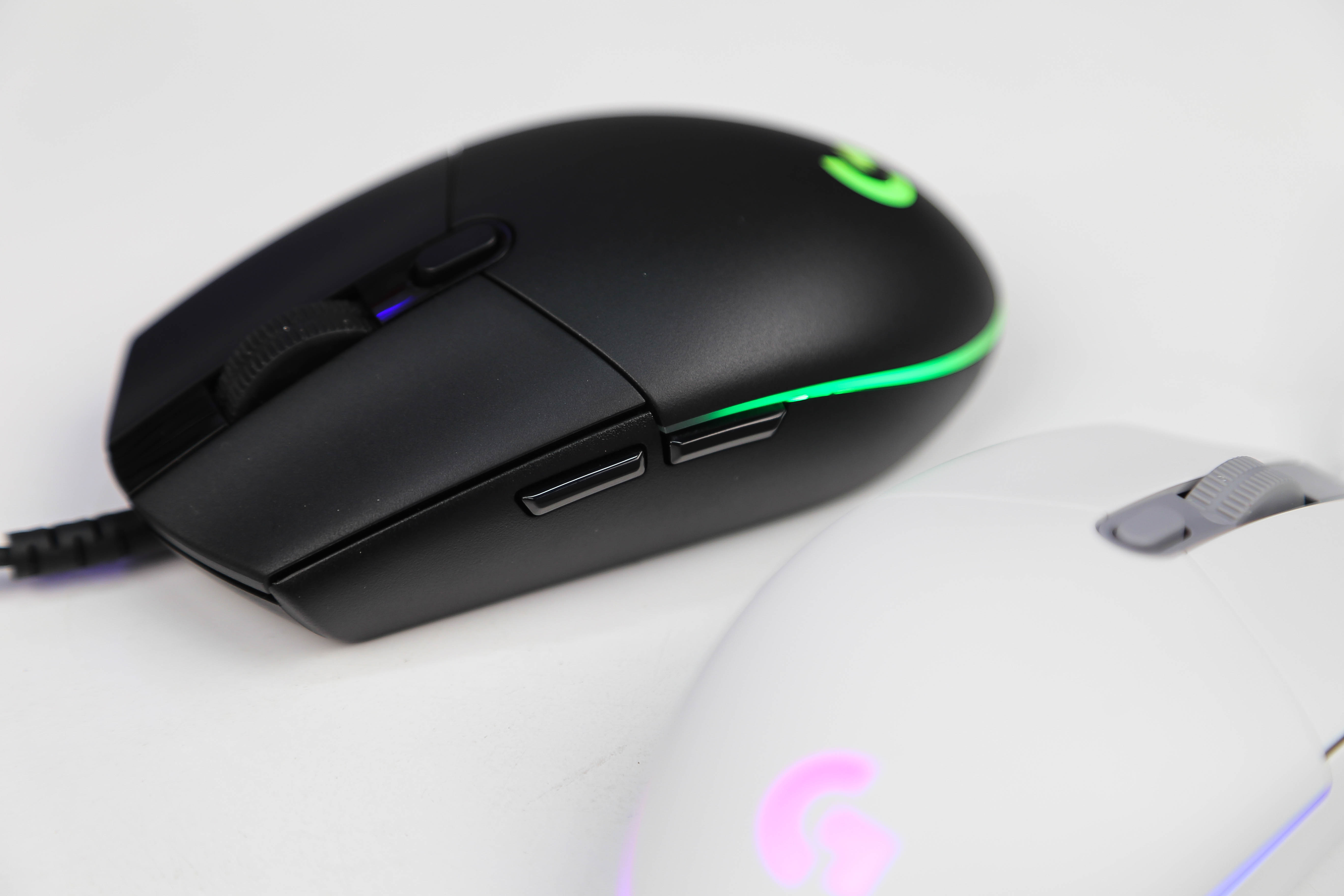 This mouse can synchronize colors according to states in games and movies