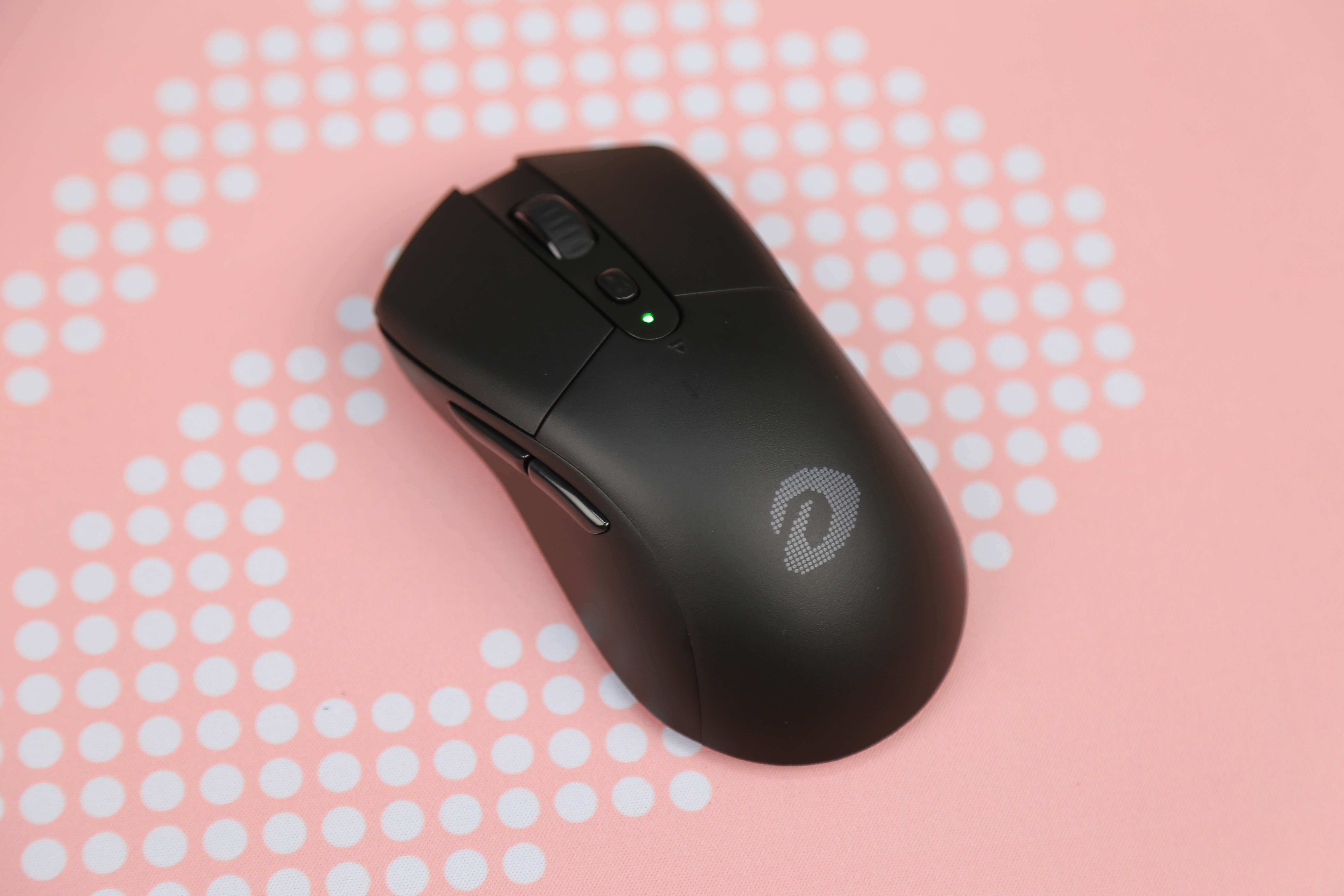 For games requiring continuous clicking, the DareU A918 helps reduce hand fatigue