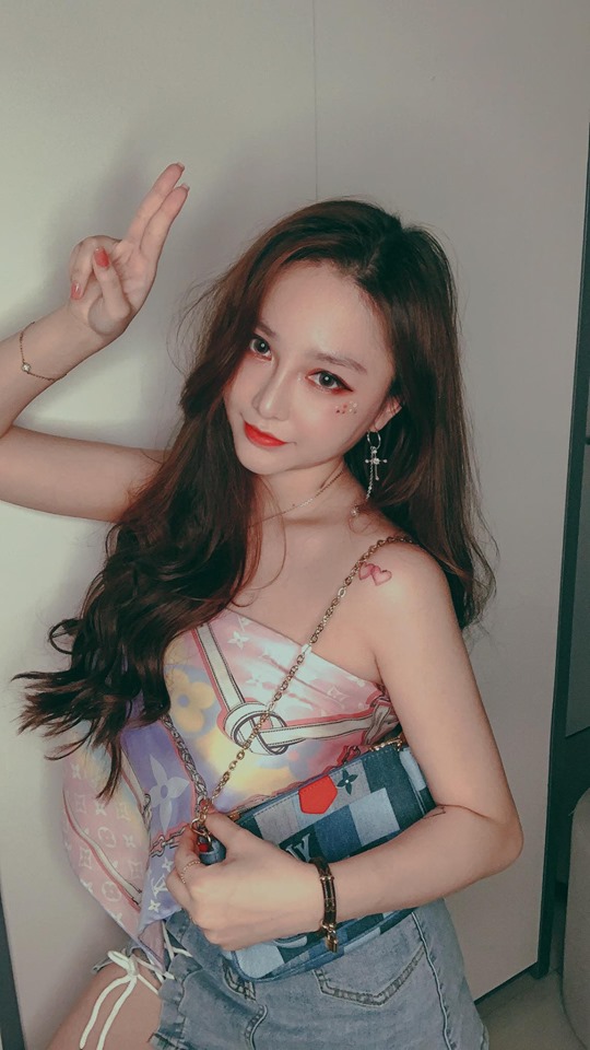 Kieu Anh's new outfit: 10 million VND shirt, 50 million VND bag, and 9.5 million VND bracelet