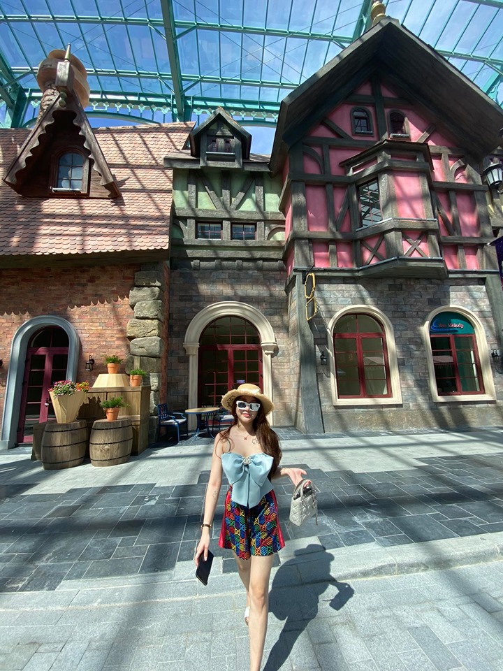 Kieu Anh's travel outfit: 80 million VND bag, 20 million VND glasses, and pants worth 980 USD