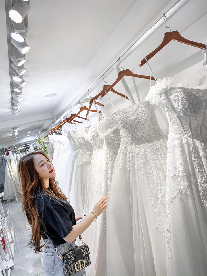 Kieu Anh shopping for wedding dress with a 60 million VND bag