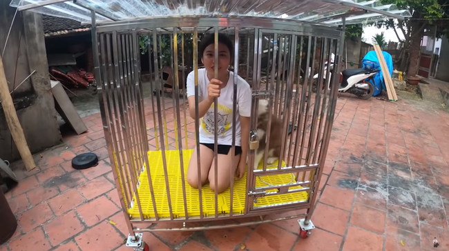 The poor girl locked in the dog cage