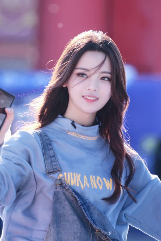 This photo of Yang Chaoyue shows just how similar the two girls are