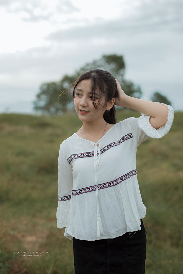 When looking straight on, she does not resemble Dilraba Dilmurat, but of course, she is still beautiful
