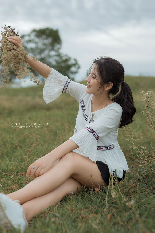 Her pure beauty has also earned her a lot of praise from the online community