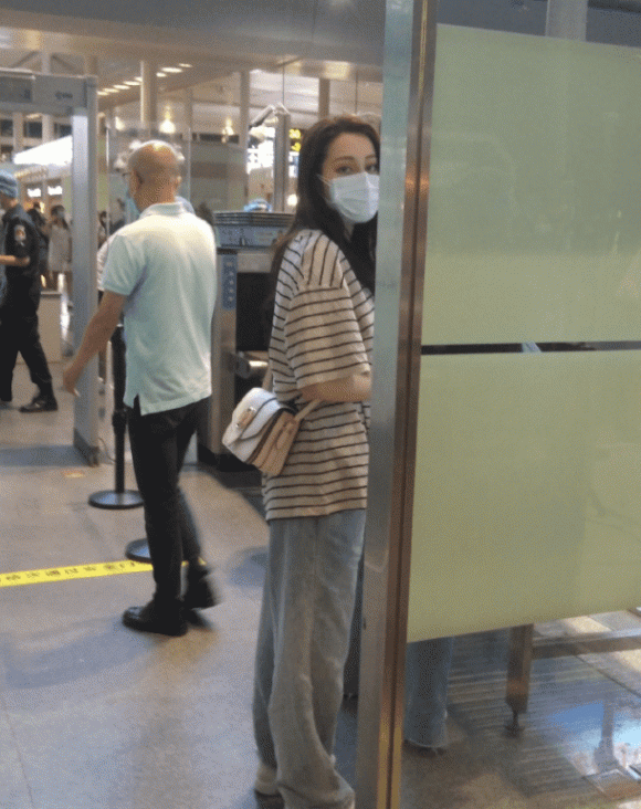 Dilraba Dilmurat shows clear signs of fatigue at the airport