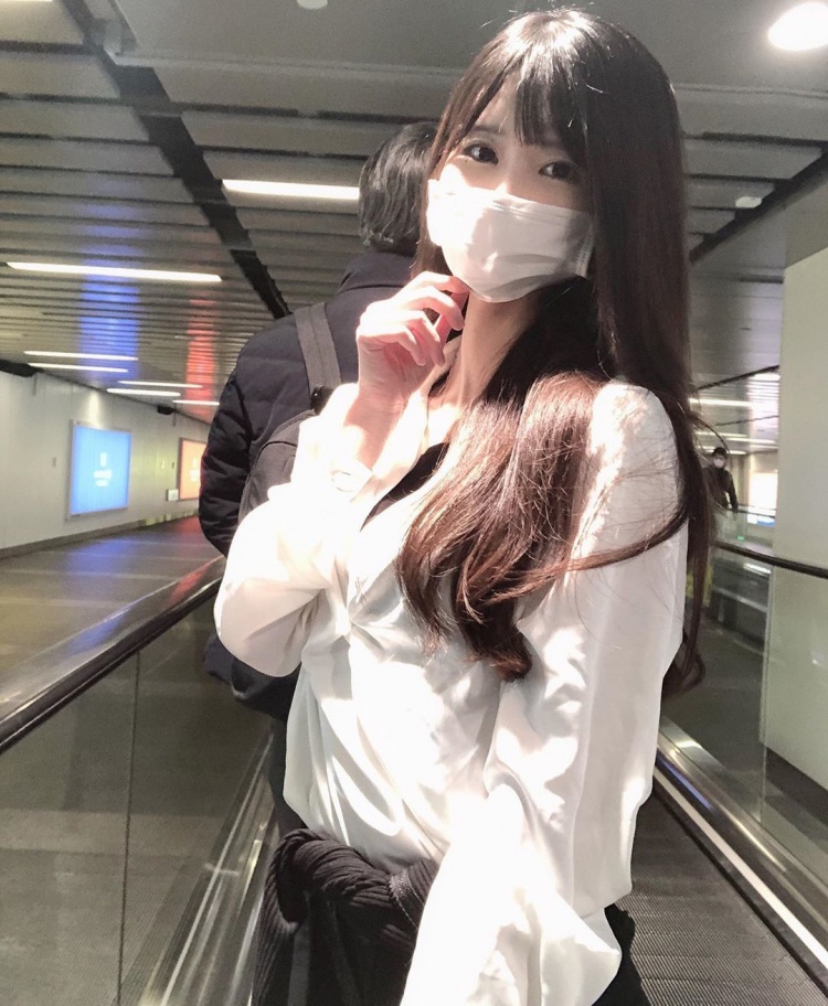 Image of the girl with the mask carefully taken by the guy
