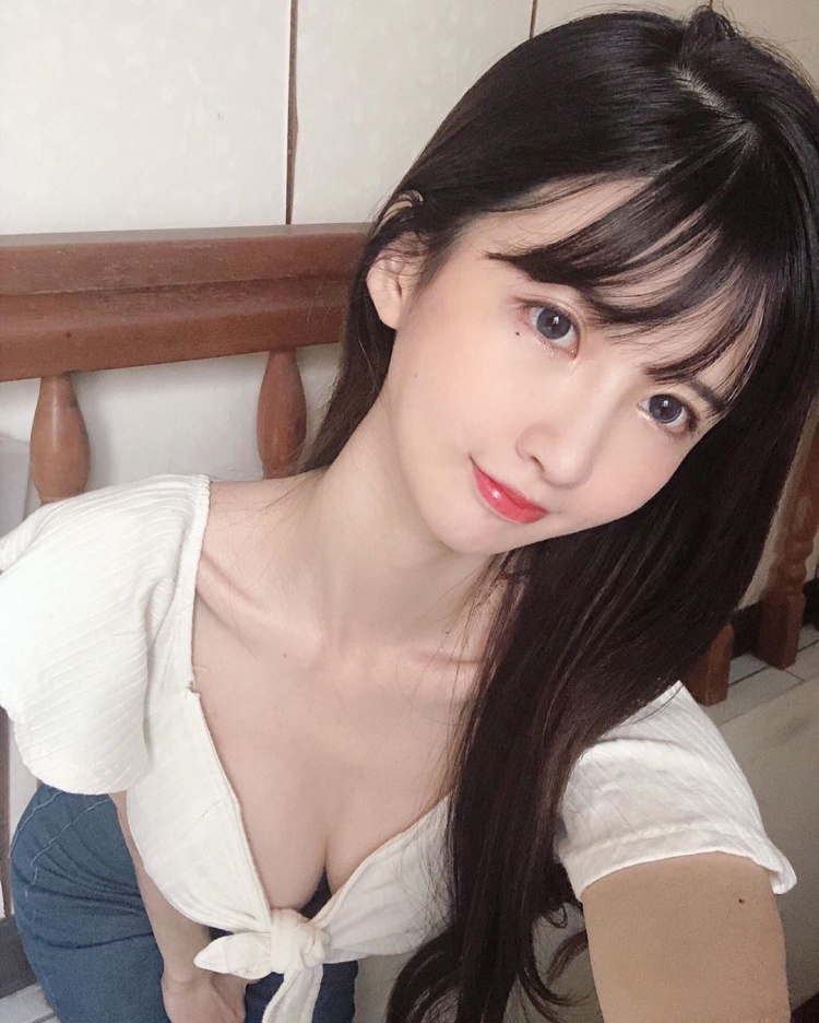 The beauty of the hot girl after removing the mask
