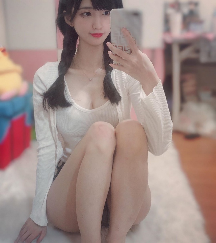 Posing without being elaborate and not using photo editing apps
