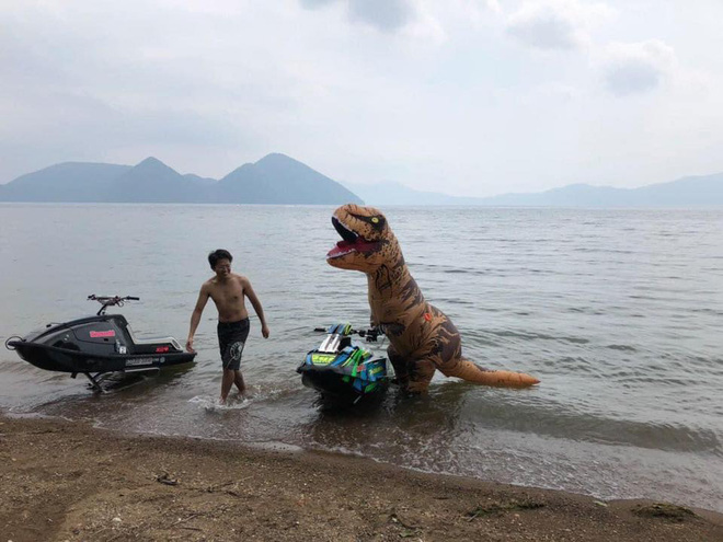 The legendary T-Rex cosplay by the young man