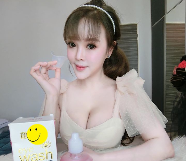 Portrait of hot girl Cha Yin Wong in the story